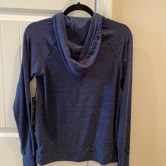 BNWT workout pullover - Picture 2 of 3